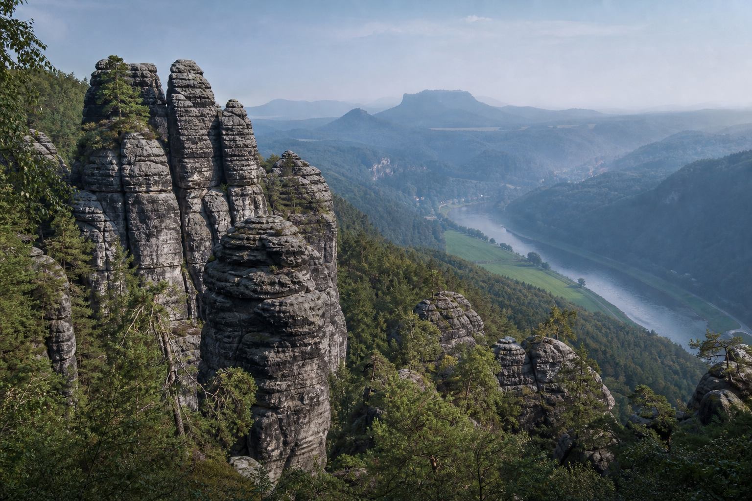 Felsen der Sächsischen Schweiz über dem Elbtal